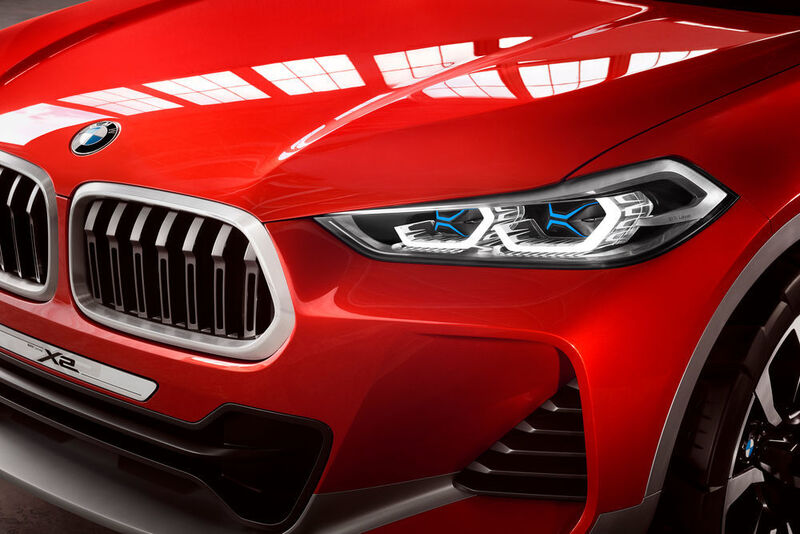 Die Front wirkt mit großen Lufteinlässen und Doppelniere, die etwas tiefer gezogen ist als die Scheinwerfer mit neuer Grafik, besonders dominant und eigenständig. (BMW)