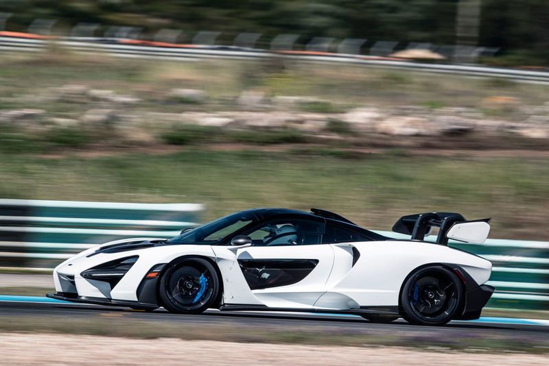 Das Design der 4,74 Meter langen Flunder mit dem riesigen, rasend schnell verstellbaren Heckflügel, den im Dach angeschlagenen Türen, den Splittern und der markanten Front erinnert eher an einen Starfighter als an einen Sportwagen.  ( McLaren)