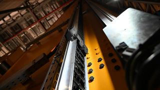 Mehr Ruhe, weniger Verschleiß und eine höhere Lebensdauer dank dem TKVG, einer  Nachrüstlösung für die Regalbediengeräte  von Dematic. (Bild: Tsubaki Kabelschlepp)