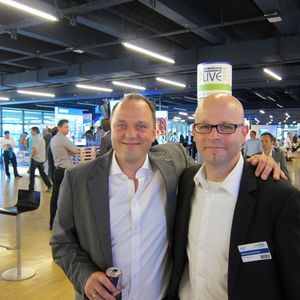 Sven Buchheim und Markus Isenecker, One.de, freuten sich auf eine erfolgreiche Hausmesse.       (Bild: IT-BUSINESS)