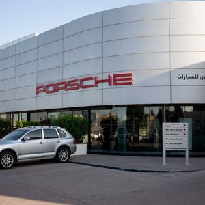 Das Porsche-Zentrum in Kuwait-Stadt unterscheidet sich äußerlich kaum von den deutschen Repräsentanzen der Zuffenhausener. (Bild:  press-inform)