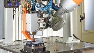 Die Prozesse für die Bearbeitung von Leichtbaumaterialien können durch roboterbasierte Lösungen wirtschaftlicher gestaltet werden. (Kuka Industries)