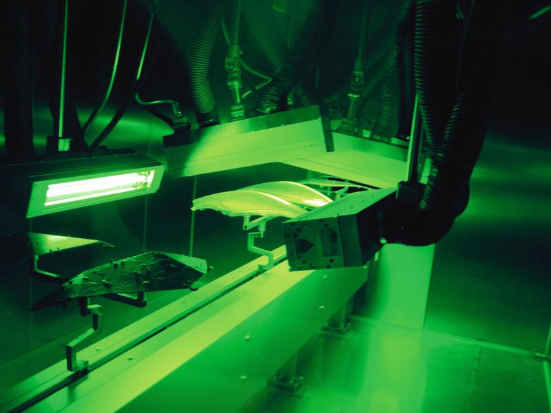 Bild 2: Wie schnell und wie stark die Polymere vernetzen, hängt von UV-Spektrum, UV-Intensität, Bestrahlungsdauer und Atmosphäre während der Vernetzung ab. (Bild: Dr. Hönle)