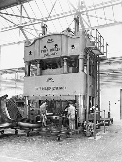 Bild 7: Fritz Müller Esslingen – gegründet 1862 – wird 1982 in die Müller Weingarten AG integriert. 1928 fertigte Mercedes Benz in Sindelfingen auf diese hydraulischen Säulenpresse Karosseriebauteile für die Automobile der Weimarer Republik. (Archiv: Vogel Business Media)