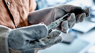 Künstliche Intelligenz (KI) hilft heute bei der vorausschauenden Wartung, damit der Austausch von Systemteilen geplant erledigt wird, bevor es zu teuren Ausfällen kommt. Mit der sogenannten Embedded KI gibt es eine günstigere Variante, um diese Vorteile zu nutzen. (Bild: Aitad)