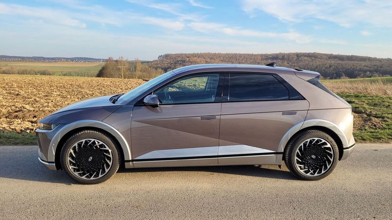 Der Ioniq 5 hat einen Radstand von genau drei Metern. Gleichzeitig sind die Überhänge sehr kurz. Das Ergebnis: Im Innenraum ist der Stromer ein echtes Raumwunder. Das spüren vor allem Mitfahrer hinten, wo wirklich üppig Platz ist. (Bild: Wehner/Vogel Communications Group)