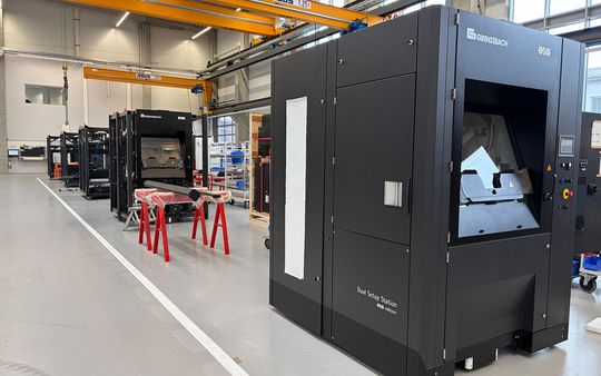 3D-Druck-Meilenstein! Was man hier sieht, ist die auf EOS-3D-Drucker-Design getrimmte Dual Setup Station von Grenzebach. EOS ist so begeistert von dieser Automatisierungsmöglichkeit, dass erneut viele der Einheiten geordert wurden. Hier mehr dazu ...(Bild:  Grenzebach)