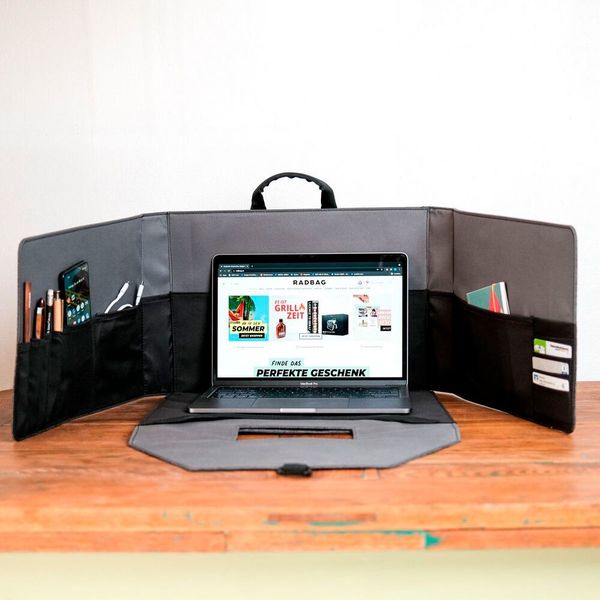 Das beste Geschebk für Büroangestellte ist wohl das Mini-Büro in der Tasche. Die aufklappbare Notebook-Tasche kann einen Laptop transportieren und einen eigenen Arbeitsplatz schaffen – egal wo. Das portalbel Büro eignet sich für Tablets oder Laptops mit einer Bildschirmgröße von bis zu 17 Zoll und kostet 69,95 Euro bei Ragbag. (www.radbag.de)