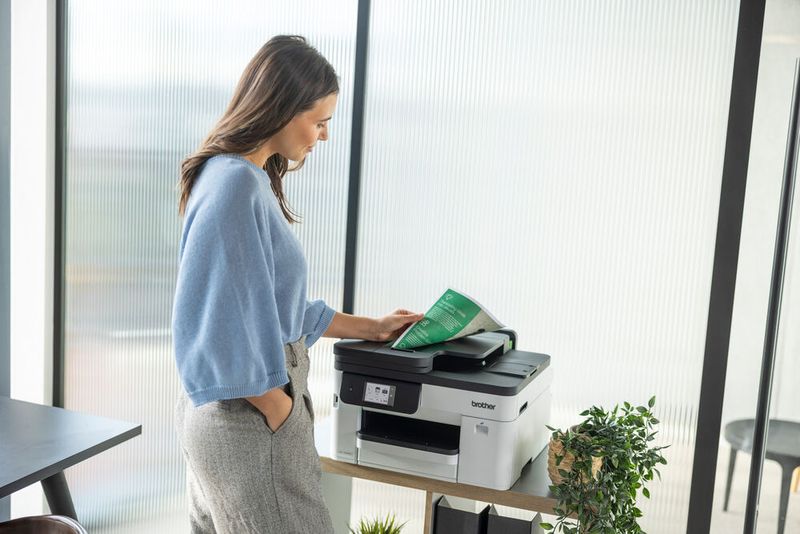 Der MFC-J5010DW verfügt über eine Papierkassette und einen manuellen Einzelblatteinzug. Den Duplex-Scanner mit automatischem Vorlageneinzug bieten beide Geräte. (Bild: Brother)