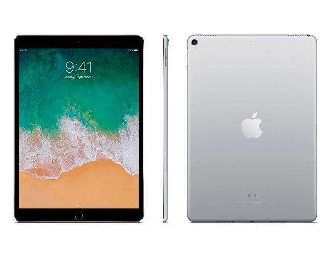 Red Dot Produktdesign 2018: Tablet 10.5” iPad Pro von Apple – Das neue 10,5” iPad Pro zeigt eine sehr kompakte Gestaltung mit reduziertem Rahmen und einem Gewicht von nur 0,4 kg. Durch die antireflektierende Beschichtung des hochglänzenden Retina-Displays werden Inhalte in Räumen wie auch im Freien angenehmer ablesbar. Die ProMotionTechnologie ermöglicht zudem flüssiges, reaktives Scrollen. Für ein natürliches Betrachtungserlebnis justiert sich das Display je nach Umgebungslicht. Durch seine äußerst breite Farbskala liefert das Tablet Farben in digitaler Kinoqualität. Begründung der Jury: Das 10.5” iPad Pro begeistert in seiner reduktiven Einfassung und seinem kompakten Gehäuse, durch ein fortschrittliches Display sowie Leistungsstärke.  (Bild: Red Dot/Apple)