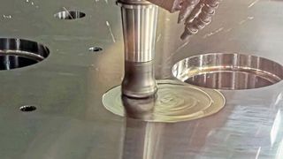 Die Standardspindel (101 Newtonmeter, 22.000 Umdrehungen pro Minute) beim Fräsen des Probewerkstücks mit einem Messerkopf mit 52 Millimeter Durchmesser. (Bild: Klaus Vollrath)