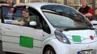 Die drei Azubis sind stolz auf das neu lackierte Elektroauto.  (Foto: Spies Hecker)