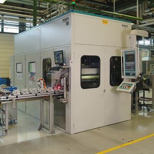 Abb.2: Die Maschine: Die im Bosch-Werk Blaichach entwickelten Hochdruck-Wasserstrahl-Entgratmaschinen zeichnen sich durch optimale Entgratwirkung und hohe Anwendungsflexibilität aus.