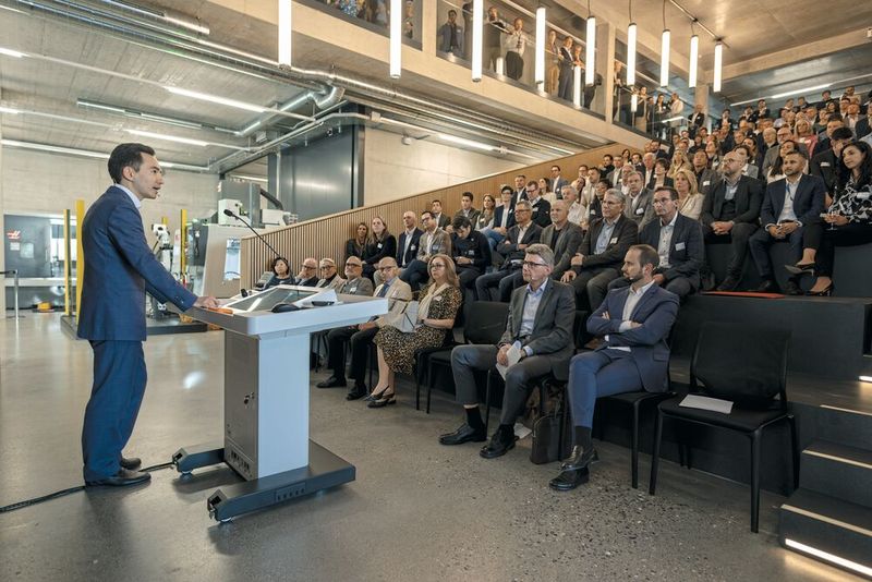 Nach der Begrüssung durch Co-CEO Yannick Berner sowie den Grussworten des Aargauer Regierungsrats Dieter Egli und des Swissmechanic-Präsidenten Nicola Tettamanti wurden die neuen Räumlichkeiten des Urma Experience Centers offiziell eröffnet. (Bild: Urma AG)
