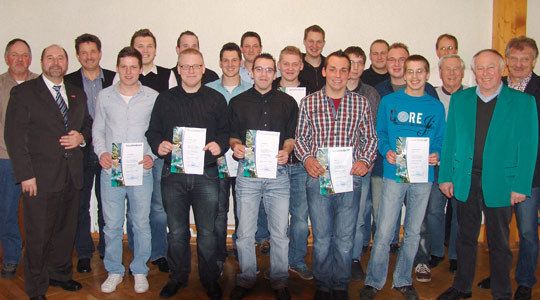 Starker Jahrgang: Mit der feierlichen Übergabe der Gesellenbriefe endete für 13 Lehrlinge der Kfz-Innung Melsungen die Ausbildung im Kfz-Mechatroniker-Handwerk. „Die Leistungen waren während der gesamten Ausbildung erfreulich gut. Wir entlassen einen starken Ausbildungsjahrgang und gut ausgebildete Kraftfahrzeugmechatroniker“, sagte Fachlehrer Jürgen Rimbach. (Archiv: Vogel Business Media)