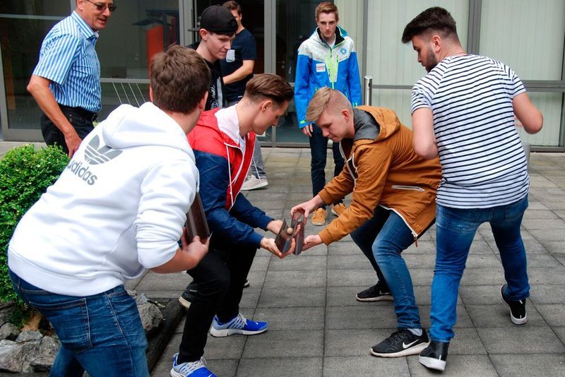 Die Kugel muss rollen – Übung im Teambuilding. (Standox)