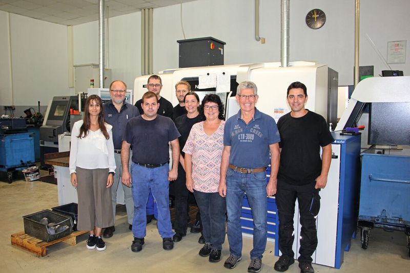 Von links: Anna-Lena Kirchenbauer und Rudi Hanke von ZCC Cutting Tools Europe und daneben das siebenköpfige Team von Kraus CNC-Metallbearbeitung, vor der neuen DMG-Mori-Universaldrehmaschine NLX 2500 in Auerbach i. d. Oberpfalz. (Bild: Königsreuther)