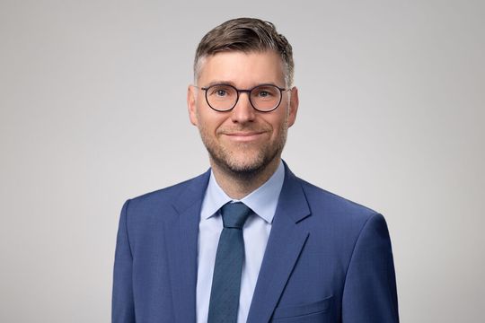 Der VDMA-Volkswirt Dr. Johannes Gernandt freut sich über steigende Aufträge für den deutschen Maschinen- und Anlagenbau aus dem Ausland. Gleichzeitig hält er die Absatzprobleme im Inland für ein Problem, das auf die Politik zurückzuführen ist ...(Bild:  Sarah Kastner Fotografie)