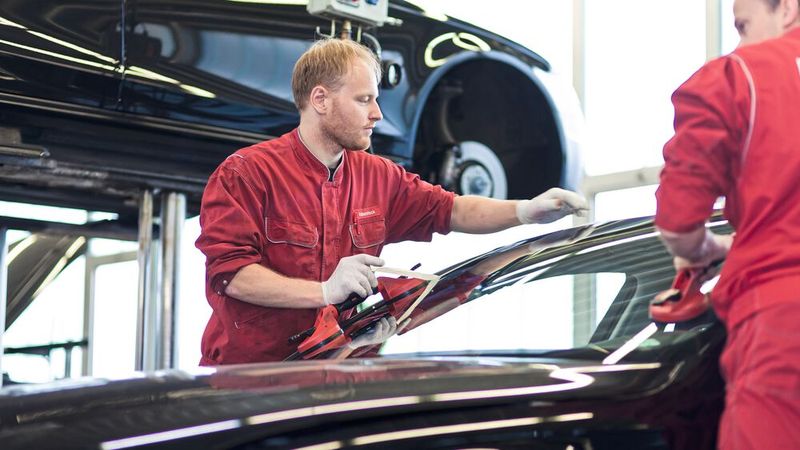 Werkstätten wollen das Glasgeschäft zurückholen und werben bei Kunden mit dem „Autoglas-Monat-Mai“.(Bild:  ProMotor)