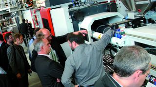 Energieeffiziente Spritzgießmaschinen für den nächsten Konjunkturaufschwung: Auf der Fakuma 2009 müssen sie innerhalb von Fertigungszellen Wirtschaftlichkeit zeigen. Bild: Schall-Messen (Archiv: Vogel Business Media)