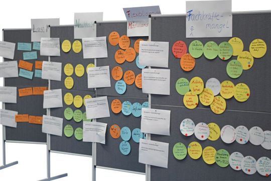 Ergebnisse des „World Cafe“ bei der Beumer Group: Die meisten Bullet Points konnte das Thema „Fachkräftemangel“ auf sich vereinigen – ein stilles Plädoyer für mehr Automatisierung. Ergebnisse des „World Cafe“ bei der Beumer Group: Die meisten Bullet Points konnte das Thema „Fachkräftemangel“ auf sich vereinigen – ein stilles Plädoyer für mehr Automatisierung.