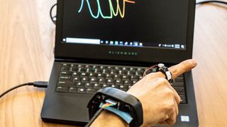 Ein spezieller Ring trackt die Bewegungen des Fingers, um die Information an einem Computer zu übertragen.  (University of Washington)