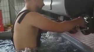 Bei Autofit Weiss in Annweiler wird bei extremer Hitze schon mal im Wasser geschraubt. (Autofit Weiss Annweiler)