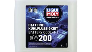 Die Batteriekühlflüssigkeit EV 200 von Liqui Moly basiert auf hochreinem Wasser und Ethylenglycol, soll aber wesentlich weniger leitfähig sein als herkömmliche ­Produkte. (Bild: Liqui Moly GmbH)