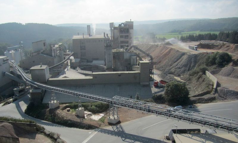 Der Pipe Conveyor passt sich dem Unternehmen zufolge perfekt an die örtlichen Gegebenheiten des Werks an. (Bild: Beumer)