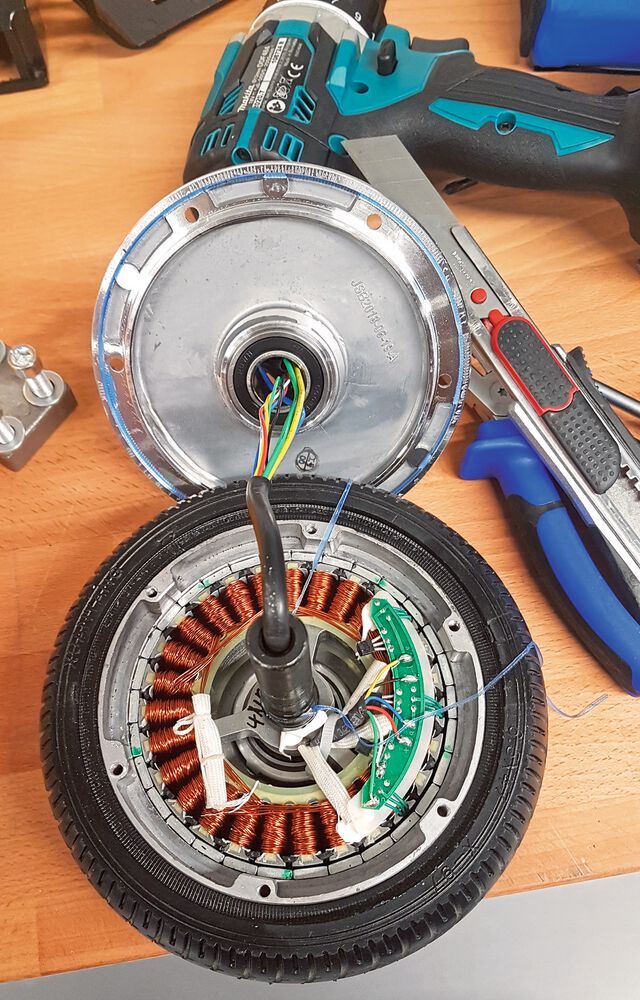 Im E-Scooter befindet sich der Elektromotor im Reifen: Die Magnete sind die silbernen Quader außen an den Kupferwicklungen.
