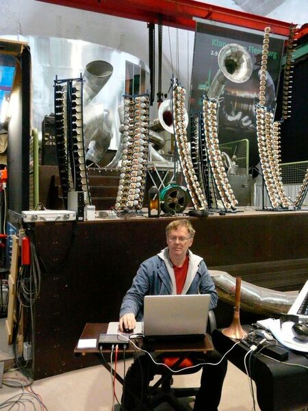 Neben Drucklufthörnern kommen auch modifizierte Türklingeln zum Einsatz. (Bild: CompAir)