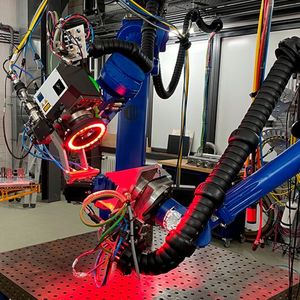 Bild 3: Hochflexibles Laserstrahl-Scannerschweißen mit zwei kooperierenden Robotern.(Bild:  Fraunhofer IWU)