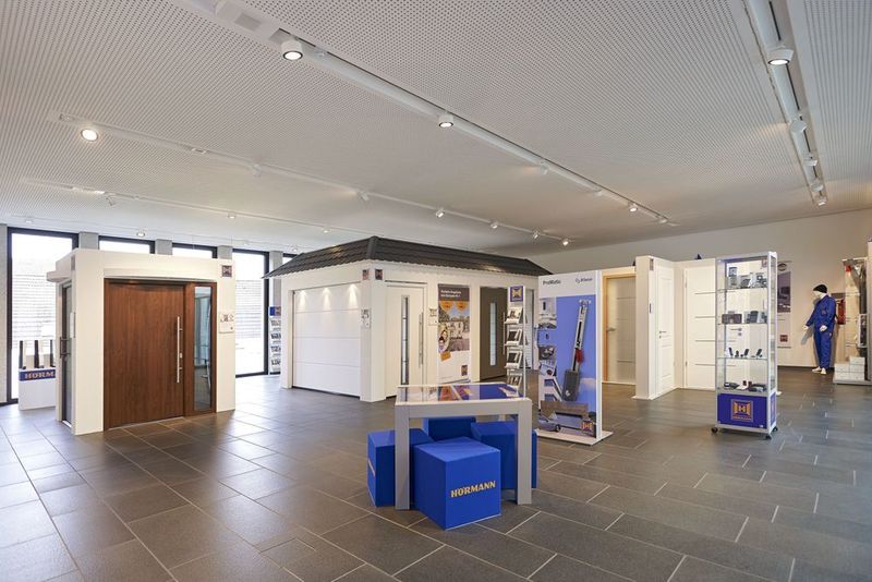 Auf knapp 180 m² können sich Hörmann-Partner durch die im Forum integrierte Händlerausstellung bei der Gestaltung und Ausstattung ihrer Verkaufsräume inspirieren lassen. (Bild: Hörmann)