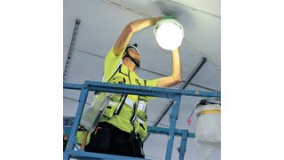 Die Baustellenleuchten von Mberg halten Stößen unter rauen Arbeitsbedingungen stand.  (Mberg)