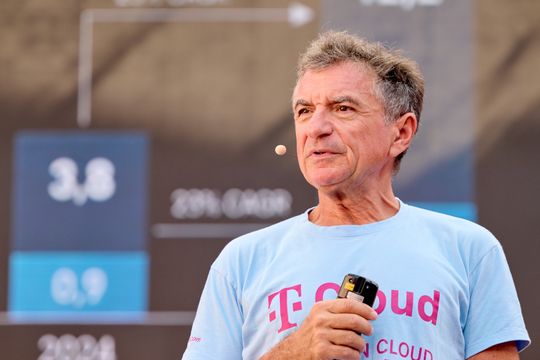 Ferri Abolhassan, CEO T-Systems, erklärt: „Unsere KI-Fabrik ist Ausgangspunkt für viele Themen, mit denen wir Deutschland zurück ins Rennen um die Industrie 4.0 bringen wollen.“(Bild:  Deutsche Telekom)