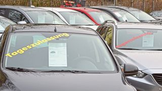 
Die Zahl der Eigenzulassungen im Handel und durch die Hersteller sinkt seit dem Sommer ab. (Bild: Grimm/»kfz-betrieb«)