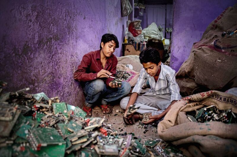 Bild 1: Kinderarbeit im schmutzigen Recycling-Geschäft. Indien ist einer der größten Schrottimporteure der Welt.  (Kai Loeffelbein/laif)