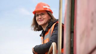 Da hat Sigrid Nikutta, die DB-Cargo-Chefin, noch positiv in die Zukunft geschaut. Heute weht ihr ein eher rauher Wind um die Nase. Denn in einem Gutachten wird ihr unterstellt, dass ihre angelegten Sparmaßnahmen nichts bringen. Die Gewerkschaft verlangt schon ihre Abberufung. (Bild: Deutsche Bahn)