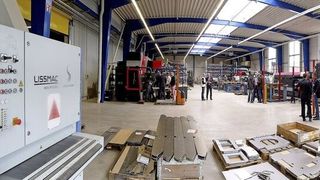 Die Lissmac-Kantenbearbeitungsmaschine ist der Exot in dem Amada-Maschinenpark bei Jordan. Im Hintergrund links stehen die Abkantpressen, rechts die Stanz- und Lasermaschinen. (Bild: Kuhn)