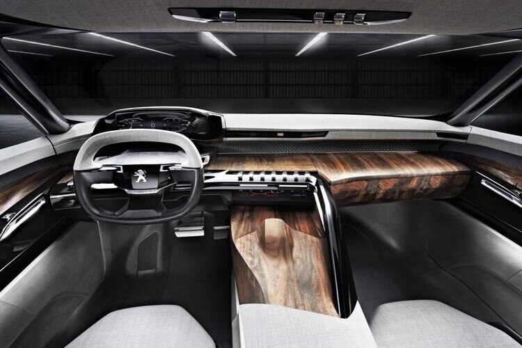 Im futuristisch gestylten Innenraum dominieren Holz und Naturmaterialien. (Foto: Peugeot)