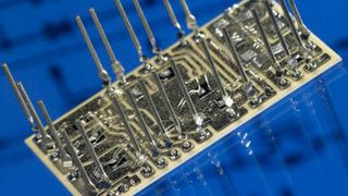 Bild 1: Typisches Powermodul, bestehend aus robustem Basismaterial (oben) und zuverlässigem Gehäuse (unten). (Bild: Vincotech)