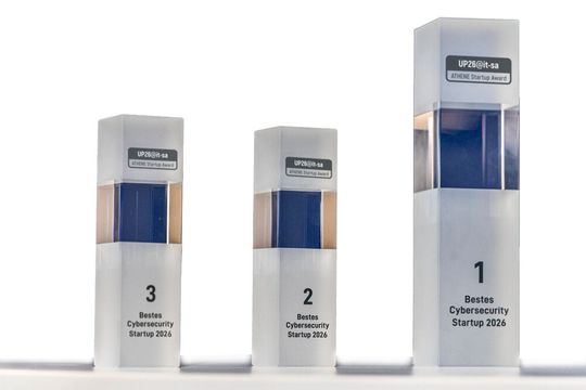 Diese drei Trophäen warten auf die besten Cybersecurity-Startups 2026. Wer sich durchsetzt, hat die Chance auf einen Platz auf dem Siegertreppchen.(Bild:  ATHENE | Fraunhofer SIT)
