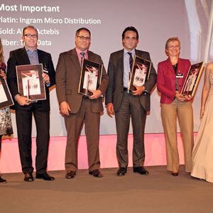 Die Gewinner der Kategorie Broadliner/Vollsortimenter (v.l.) Katharina Scheurer  (b.com), Oliver Kaiser  (Also Actebis) Frank Dreßen (api), Markus Adä (Ingram Micro), Isabelle Roux-Buisson (Tech Data) und Sarah Maier (IT-BUSINESS)
