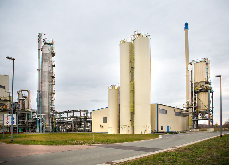 Die Produktion von Radici Chimica und die neue Energieerzeugungsanlage (rechts). (Bild: Getec)