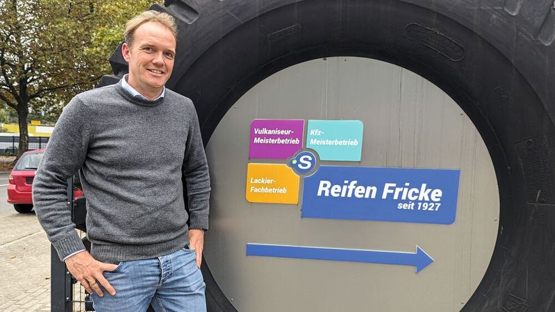 Sebastian Wedemeyer leitet Reifen-Fricke in der vierten Generation und entwickelte den Betrieb von Reifenhandel zum Komplettanbieter in Sachen Kfz-Service.(Bild:  Rosenow – VCG)