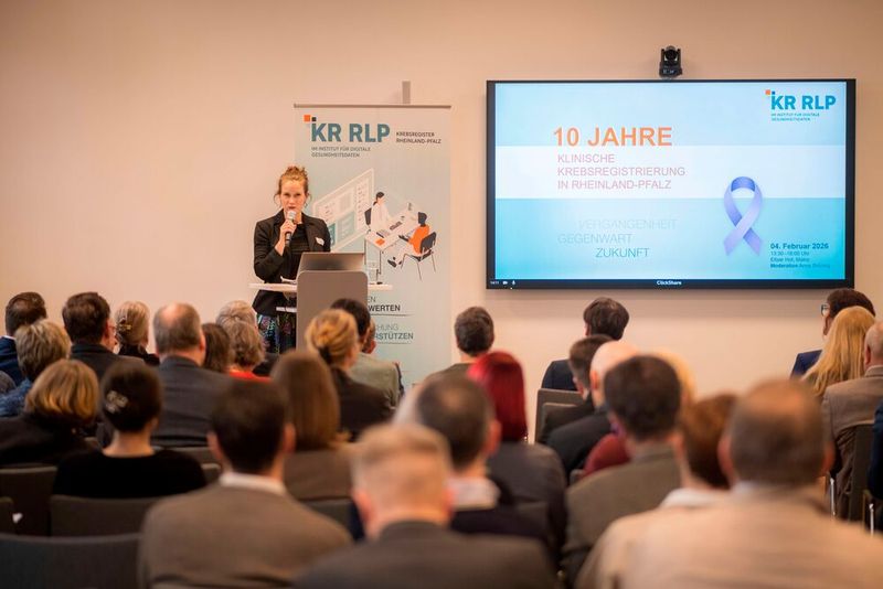 Katharina Heil, Ministerialdirektorin im Ministerium für Wissenschaft und Gesundheit Rheinland-Pfalz, begrüßte die Gäste zu Beginn der Veranstaltung. Dabei würdigte sie die Arbeit des Registers.  (Bild: © Institut für digitale Gesundheitsdaten RLP)