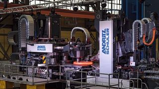 Bei der Vorführung Mitte September der neu entwickelten Anlage mit einer Radialkraft von 200 Tonnen und einer Axialkraft von 160 Tonnen konnten Kunden aus der Schmiedeindustrie beobachten, wie aus einer glühenden Ringvorform ein Radreifen gewalzt wurde. (Bild: Andritz Schuler)