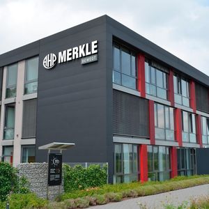 AHP Merkle produziert seit mehr als 40 Jahren hochwertige Hydraulikzylinder für Kunden aus verschiedenen Branchen. Kasto-Systeme haben jetzt für einen Produktivitätsschub in der Sägerei gesorgt.