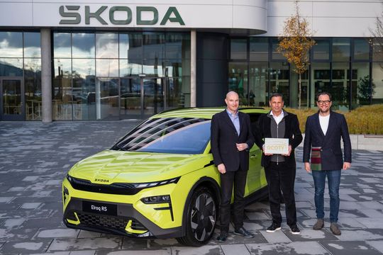 Übergabe der Trophäe (von links): Jens Meiners, GCOTY, Klaus Zellmer, Vorstandsvorsitzender von Škoda, Bernd Hitzemann, GCOTY.(Bild:  GCOTY)