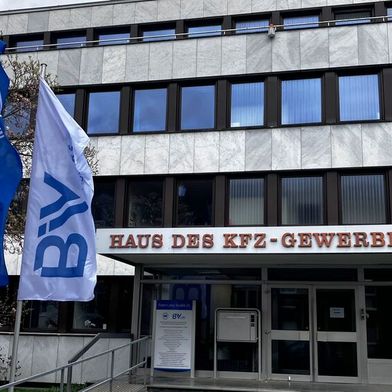 Am Bonner Haus des Kfz-Gewerbes wehen seit einigen Wochen zwei Flaggen: die des ZDK für das gesamte Kfz-Gewerbe und die des BIV, der das Kfz-Handwerk vertritt. (Bild: Doris Pfaff - VCG)